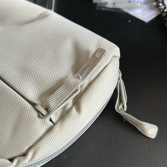 Incase Tech Storage Bag - Picture 4 of 4